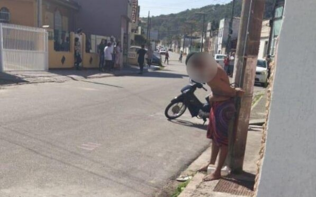 Bandido é amarrado em poste por moradores após tentativa de roubo, em Laguna