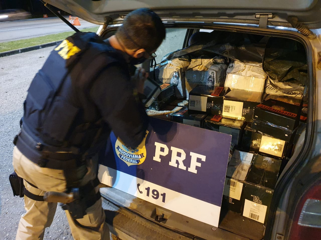 PRF apreende cerca de R$ 20 mil em bebidas destiladas; mercadoria estava em carro de Balneário Rincão