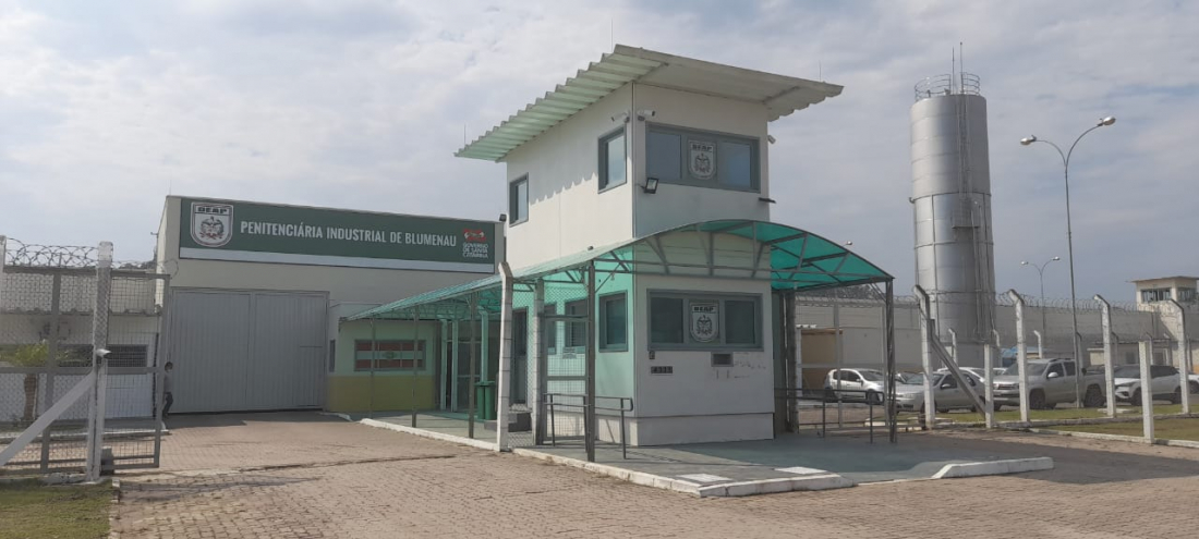 Homem morre após ter coração arrancado por colega de cela em penitenciária de Blumenau