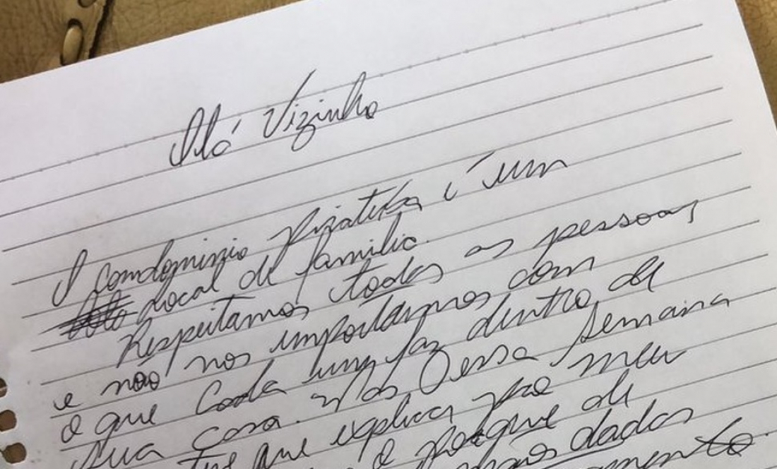 Morador de SC recebe bilhete por baixo da porta reclamando por ele andar de mãos dadas com namorado