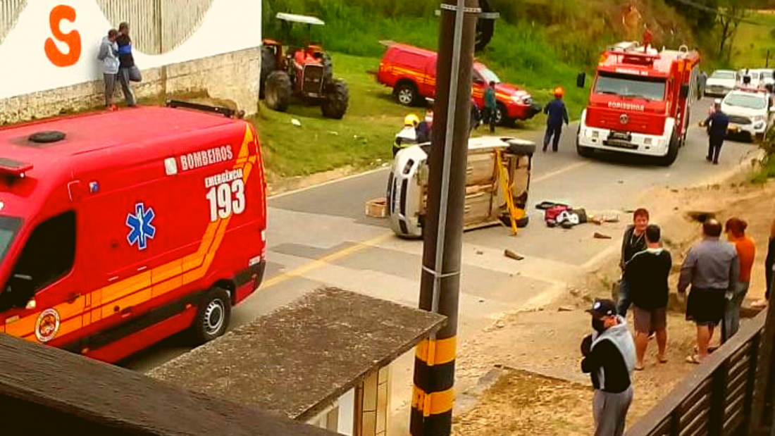 Veículo capota e vítima fica presa às ferragens em Tubarão 