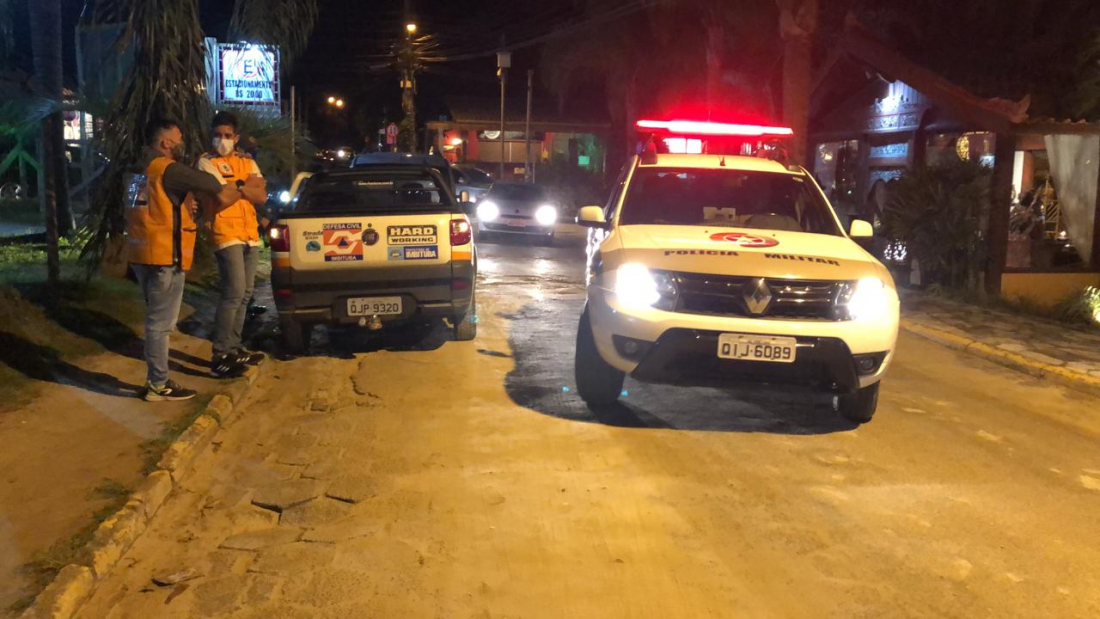 Operação de fiscalização de cumprimento do decreto é realizada na Praia do Rosa, em Imbituba