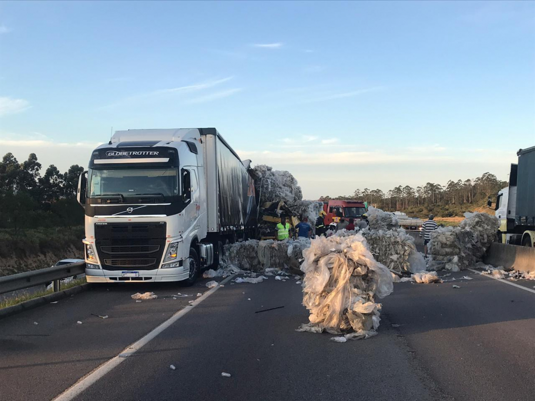 Motociclista fica gravemente ferido após acidente com dois caminhões em Laguna