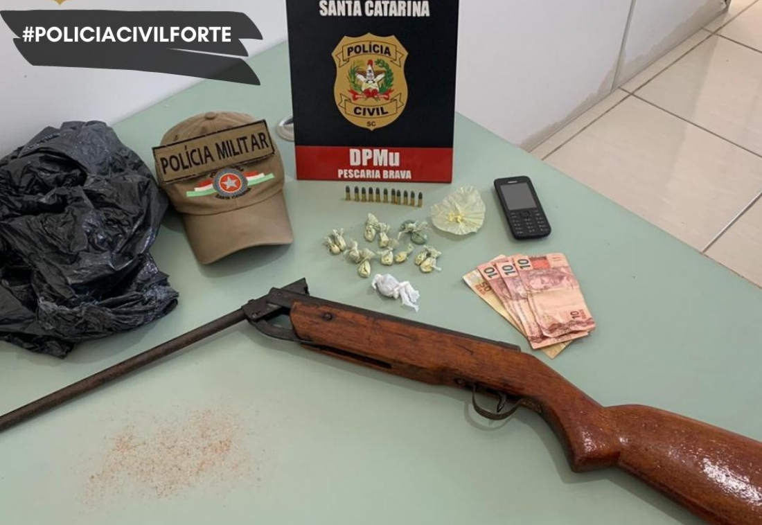 Homem é preso por tráfico de drogas e posse irregular de arma em Pescaria Brava