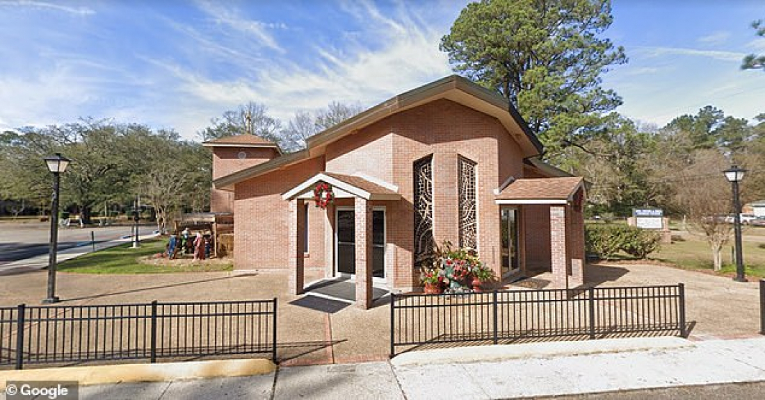 Internacional: padre filma cena de sexo e altar é queimado pela igreja