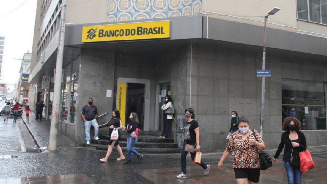 No país: Mulher que levou idoso morto a banco é indiciada por tentativa de estelionato e desrespeito a cadáver