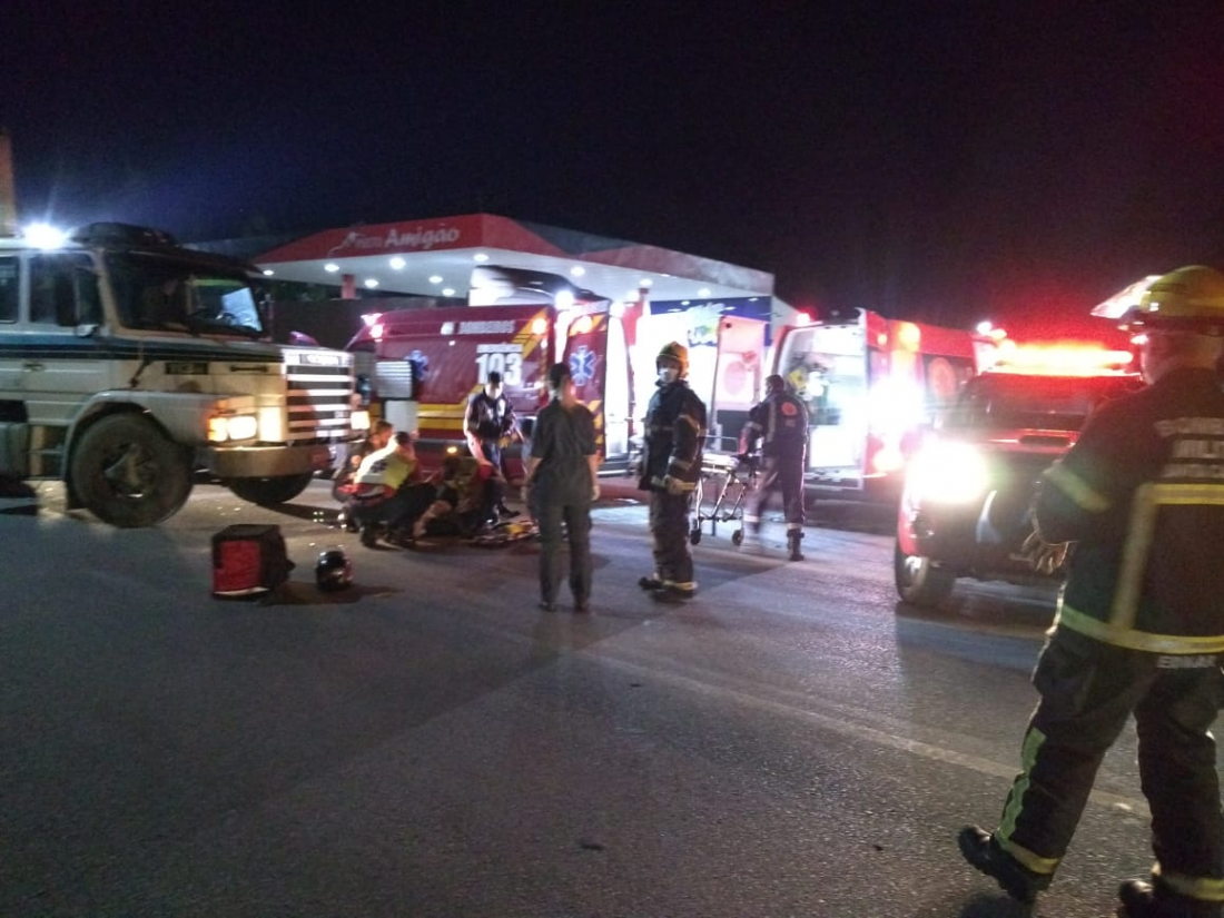 Em andamento: Colisão entre carreta e motocicleta deixa uma vítima ferida em Tubarão