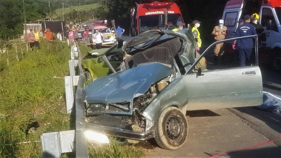 Em SC: acidente mata mãe e filha e deixa outras duas crianças feridas 