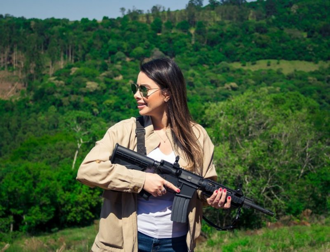 Deputada de SC se exibe com fuzil na web e internautas reagem