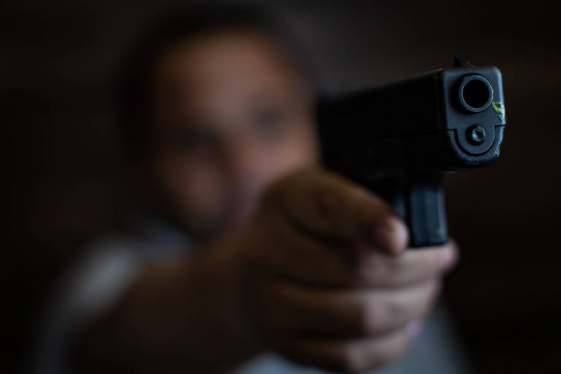 Bandido rouba residência e esquece arma de brinquedo no local, em Laguna