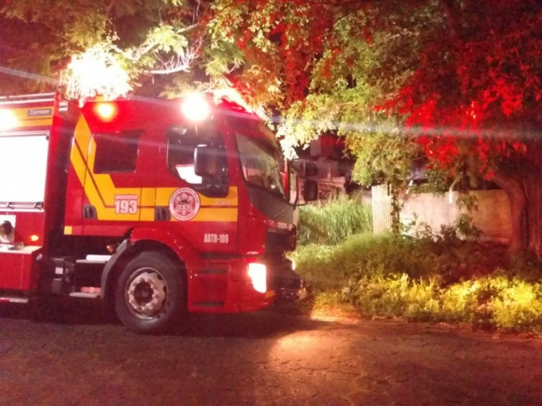 Casa abandonada pega fogo em Tubarão