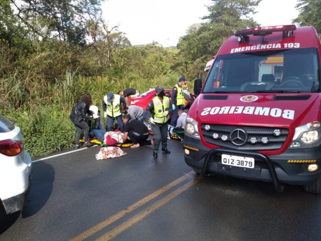 Em SC: Colisão entre carro e caminhão deixa 5 feridos e vítima presa às ferragens