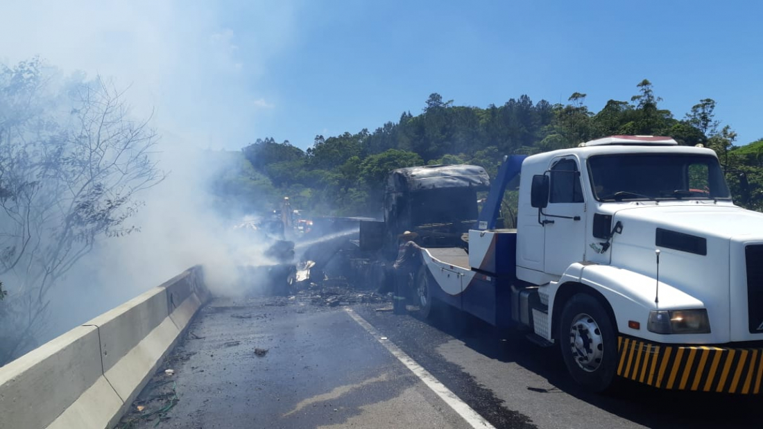 Caminhoneiro morre carbonizado após acidente de trânsito na BR-101