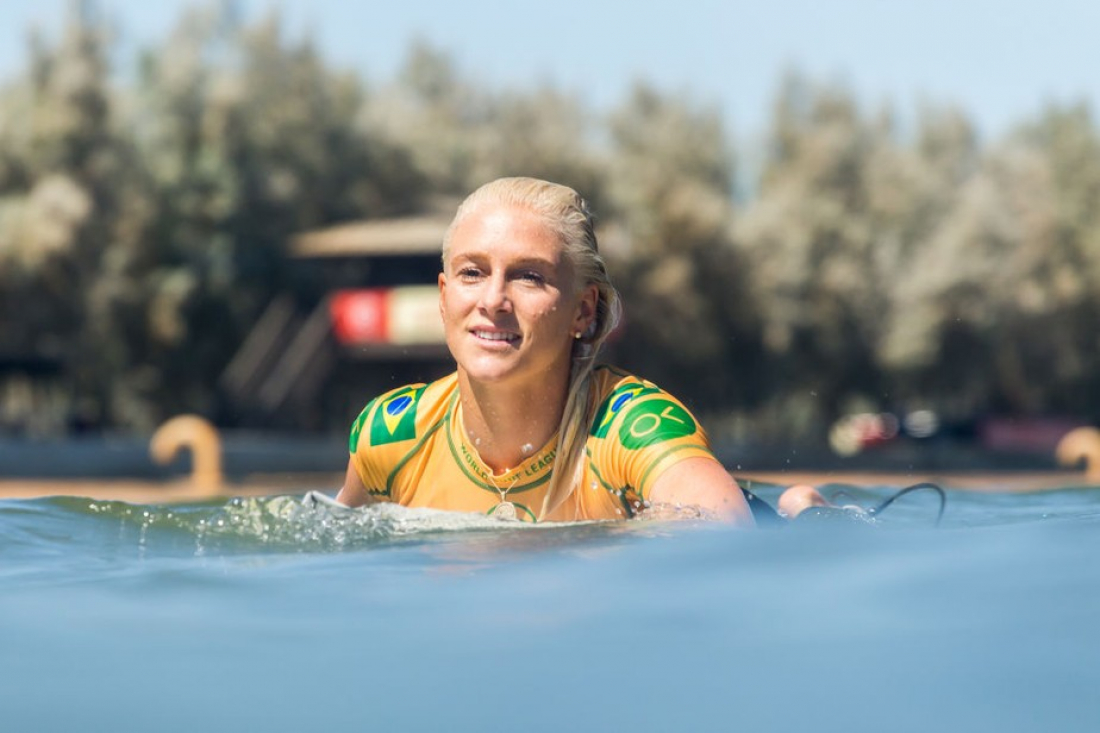 Única brasileira na elite do surfe, Tatiana Weston-Webb busca título inédito 