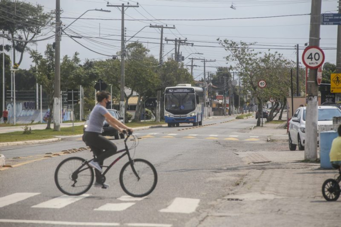 Em SC: criança de 5 anos cai da cadeirinha de bicicleta do pai e morre atropelada por ônibus