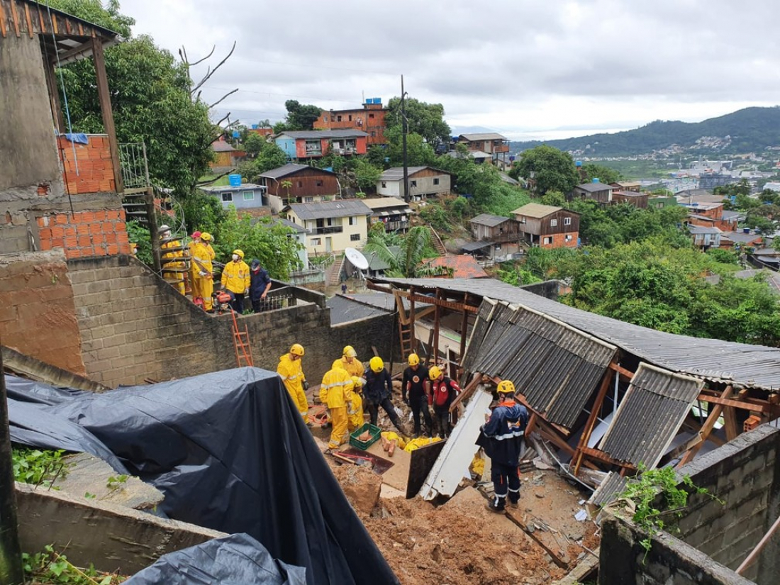 Chuva em SC: mãe e filha morrem após deslizamento e desabamento de muro na Grande Florianópolis