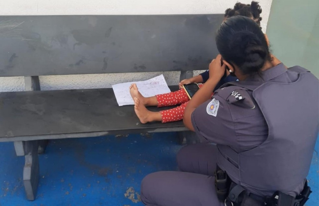No país: PM resgata menina de 3 anos amarrada com fios pela mãe