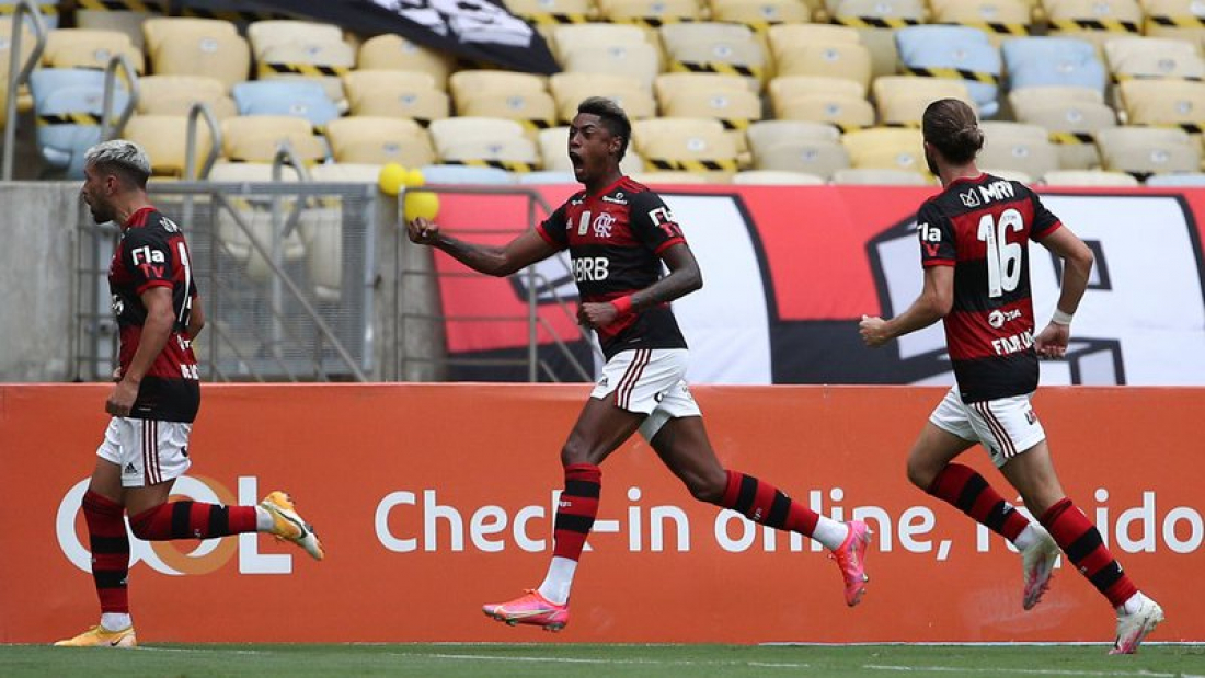 Flamengo vence Inter e leva decisão do Brasileirão para última rodada