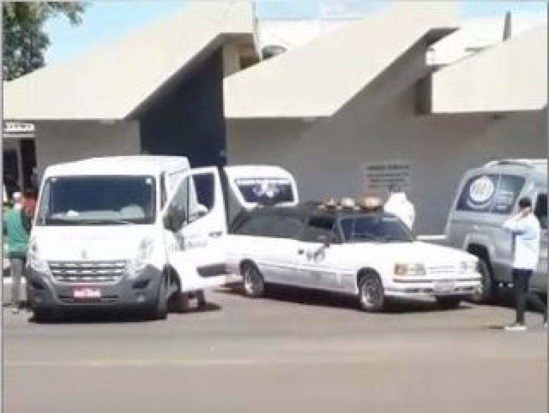 Carros funerários fazem fila em porta de hospital de Chapecó