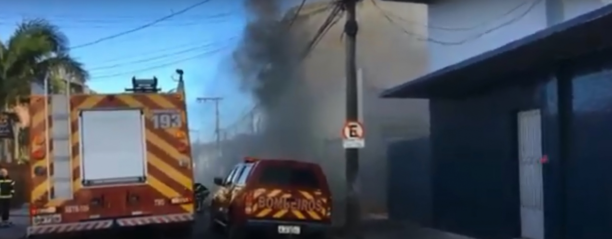 Ocorrência em andamento: bombeiros combatem incêndio em prédio em Tubarão