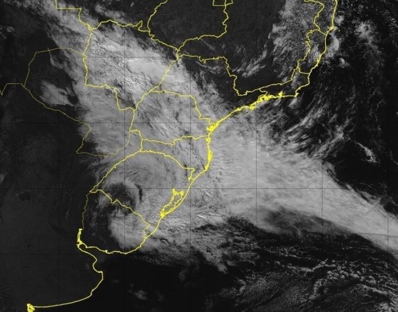 #Tempo  Defesa Civil alerta: Chuva dá uma trégua, mas na sexta-feira volta com raios em todas as regiões de SC