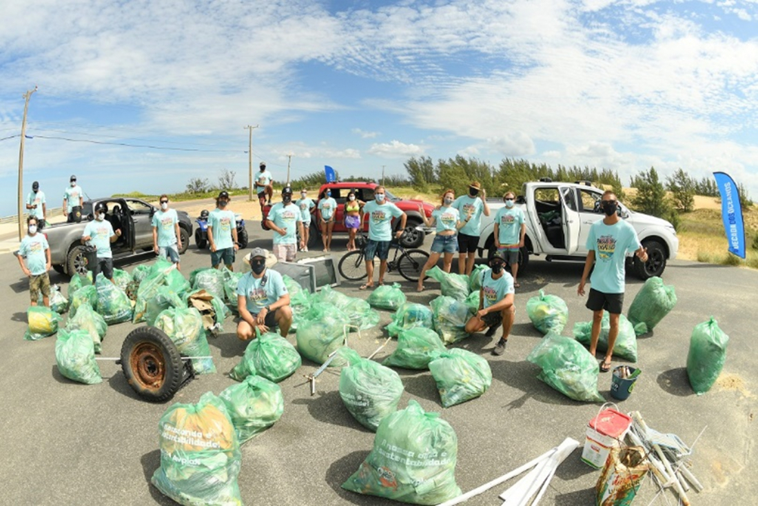 Voluntários retiram mais de 700kg de lixo do Farol de Santa Marta