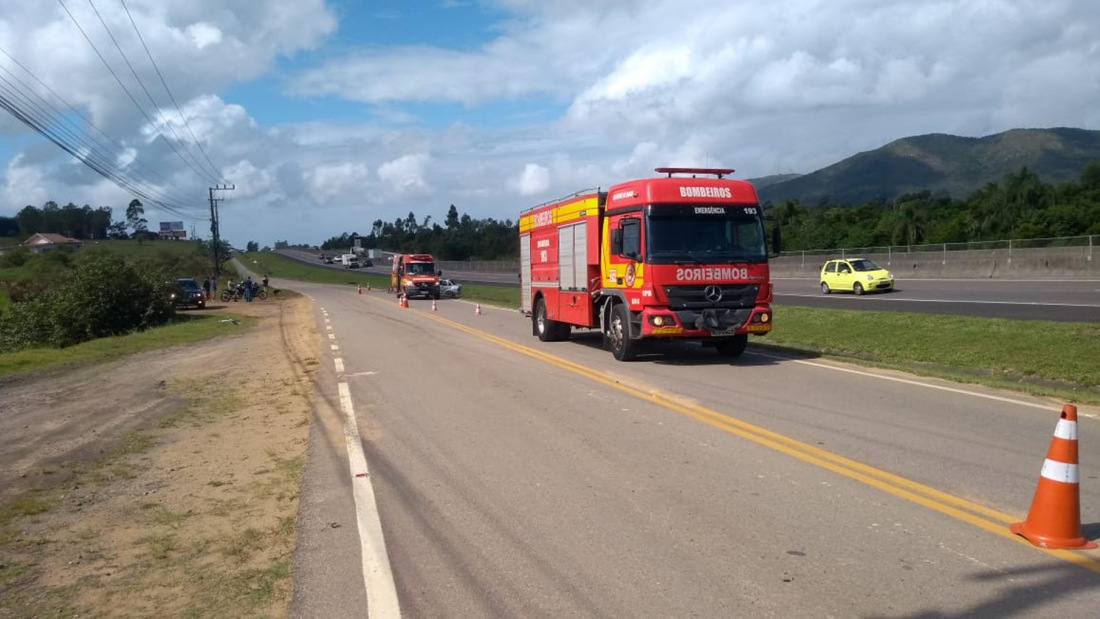 Capotamento na BR-101 em Pescaria Brava deixa três pessoas feridas