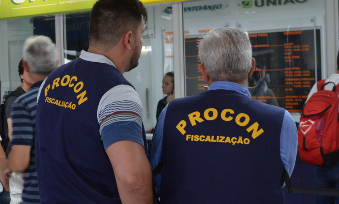 Estabelecimento de Tubarão é notificado pelo Procon por vender cigarros apenas com pagamento em dinheiro