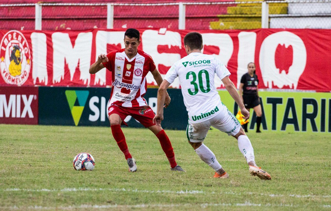 Hercílio Luz é acusado de escalar jogador irregular e pode perder pontos no Catarinense; entenda