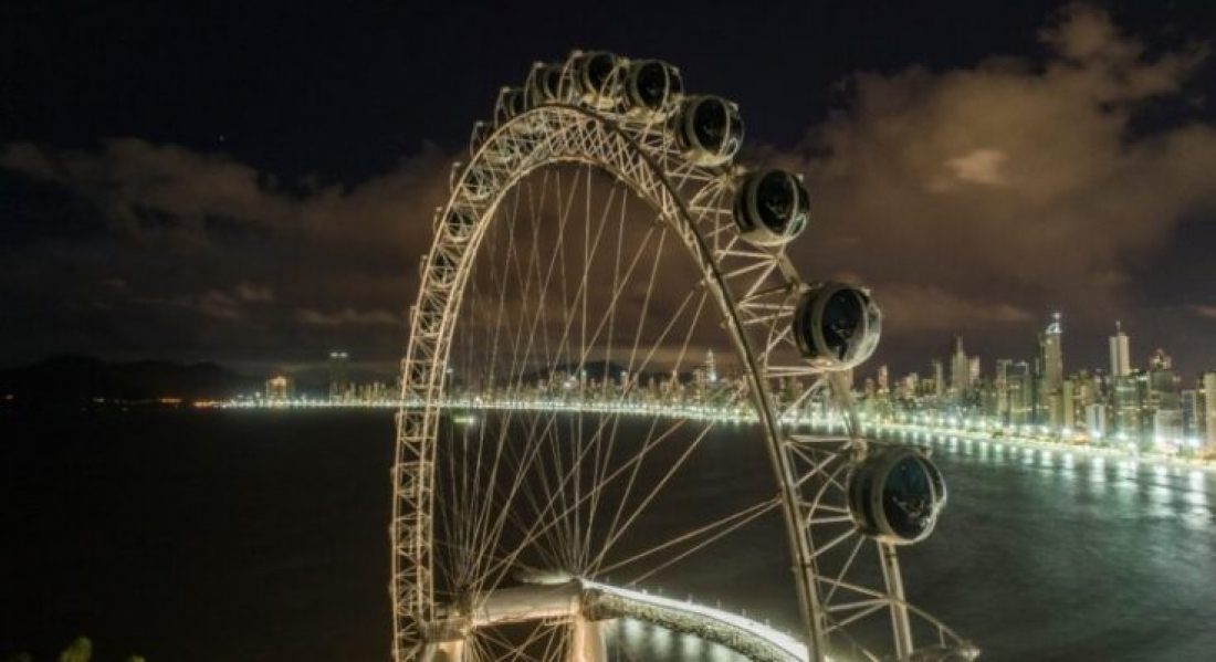 Em SC: Casal de turistas é esquecido em roda gigante de Balneário Camboriú