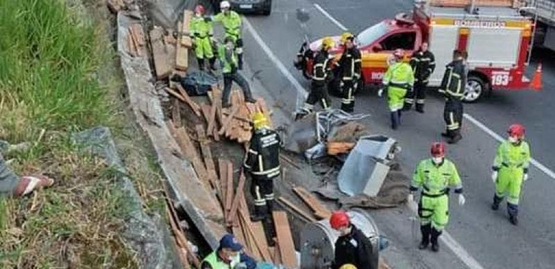 Quatro pessoas morrem após caminhão tombar na BR-101 em Balneário Camboriú