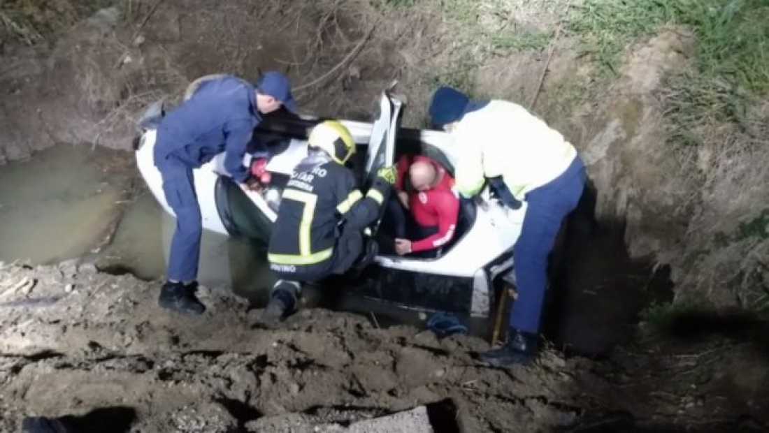 Tubarão: homem morre ao cair com veículo em vala