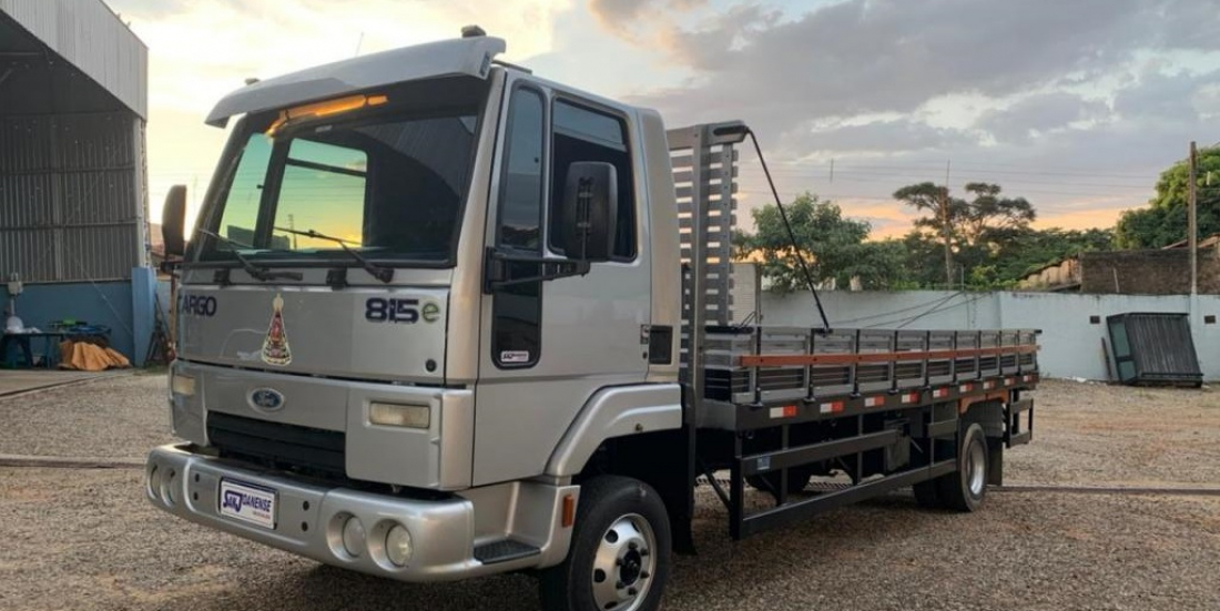 Caminhão é furtado dos fundos de empresa em Tubarão 