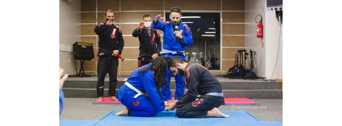 Em SC: casal de Florianópolis realiza cerimônia de casamento no jiu jitsu