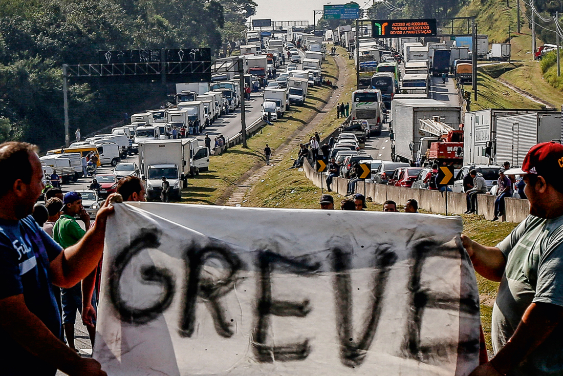 Divididos, caminhoneiros anunciam greve nacional para o próximo dia 26