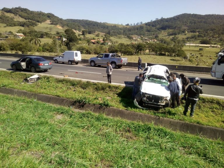 Promotor público fica ferido após capotar na BR-101, em Jaguaruna #Acidente