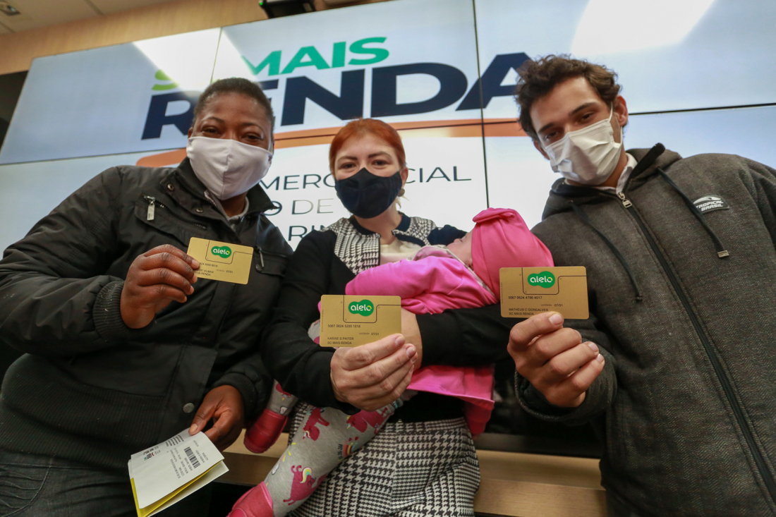 Governo do Estado inicia entrega de cartões do SC Mais Renda e ativa linha de crédito empresarial