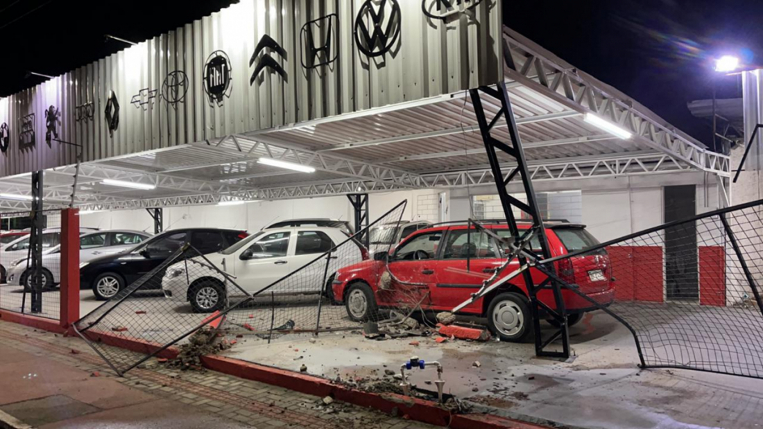 Motorista perde o controle e atinge carros estacionados em revenda de Tubarão