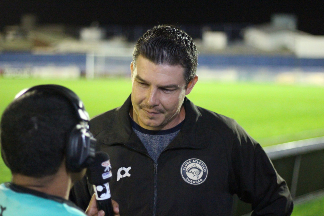 Tubarão anuncia a demissão do técnico Isaque Pereira