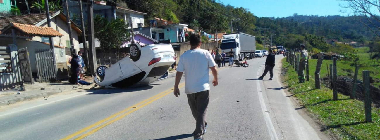 Tubarão: colisão entre carro e moto termina em capotamento