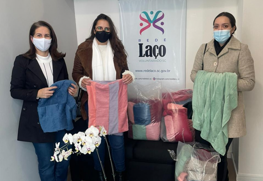 Laguna: Animais de rua ganham mantinhas para se protegerem do frio