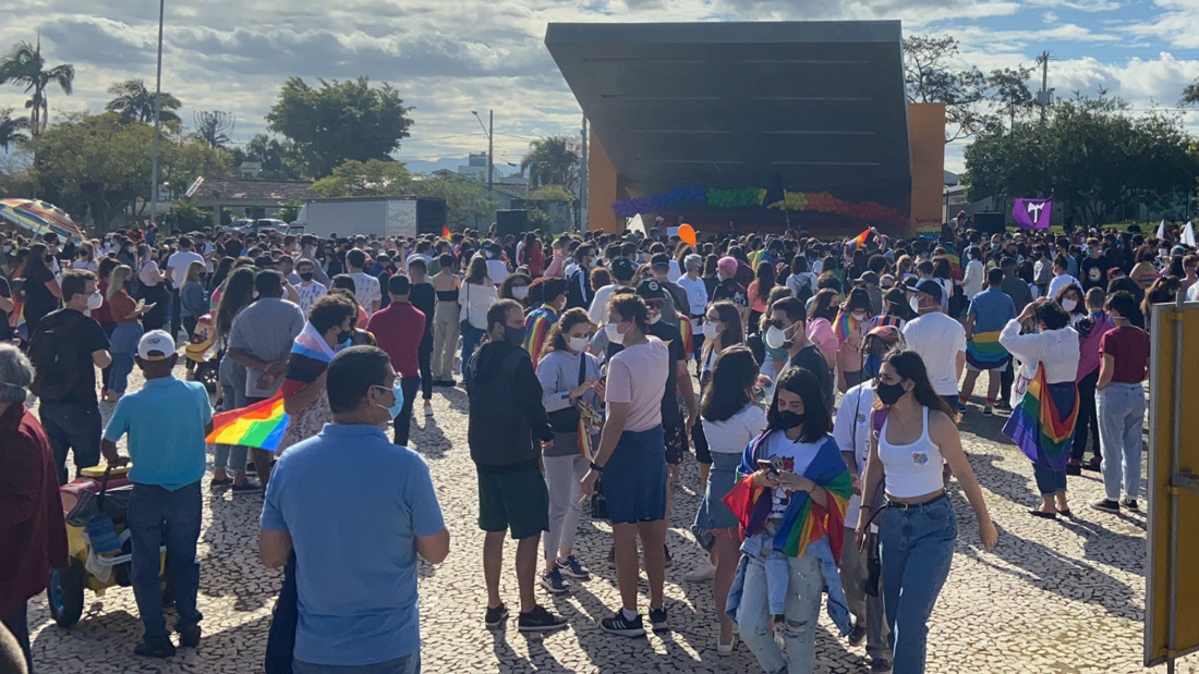 Manifestantes LGBTQIA+ fazem protesto contra prefeito Clésio Salvaro em Criciúma