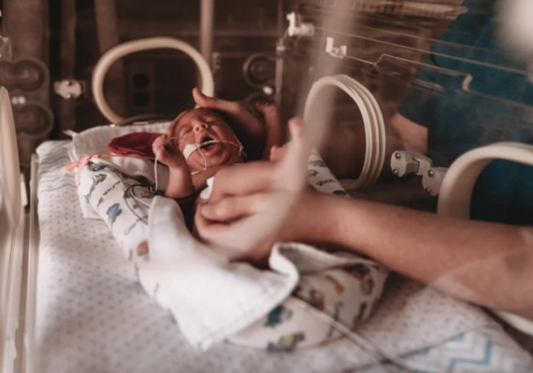 Voz da mãe pode diminuir dores em bebês prematuros, diz estudo