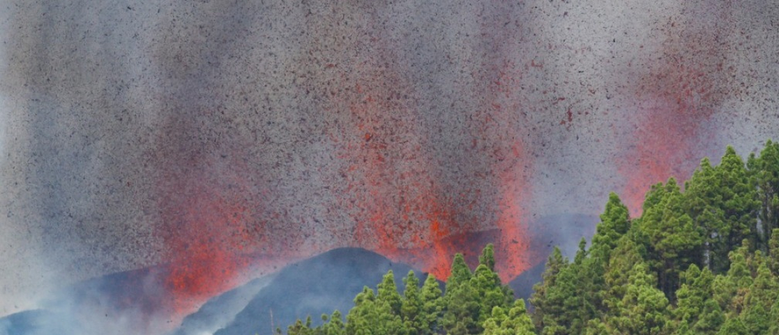 Internacional: Vulcão entra em erupção nas Ilhas Canárias espanholas