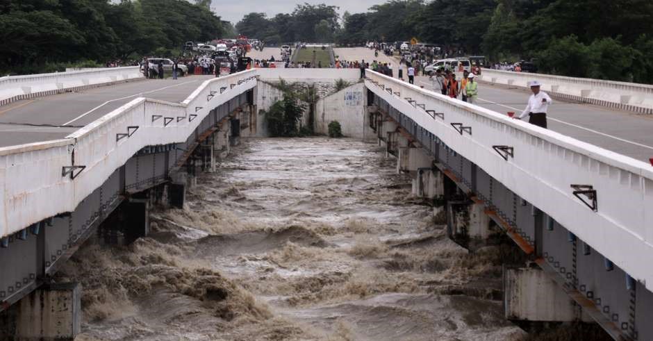 Rompimento de represa inunda comunidades e bloqueia rodovia #NoMundo