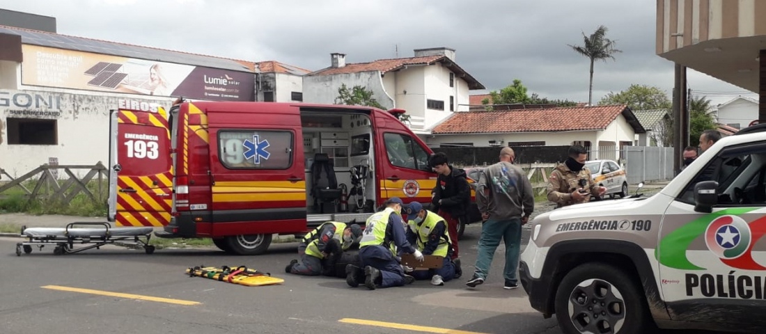 Em andamento: colisão entre carro e moto é registrada no Centro de Tubarão