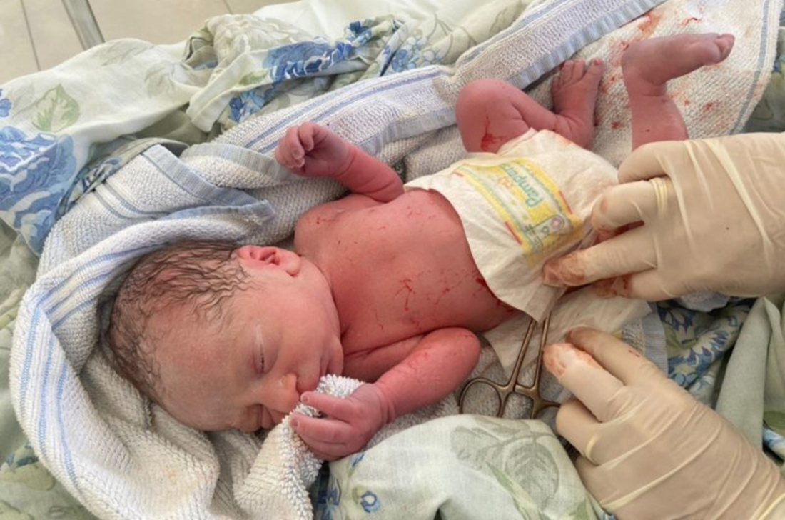 Em Araranguá, mulher se queixa de dores abdominais e dá a luz sem saber que estava grávida