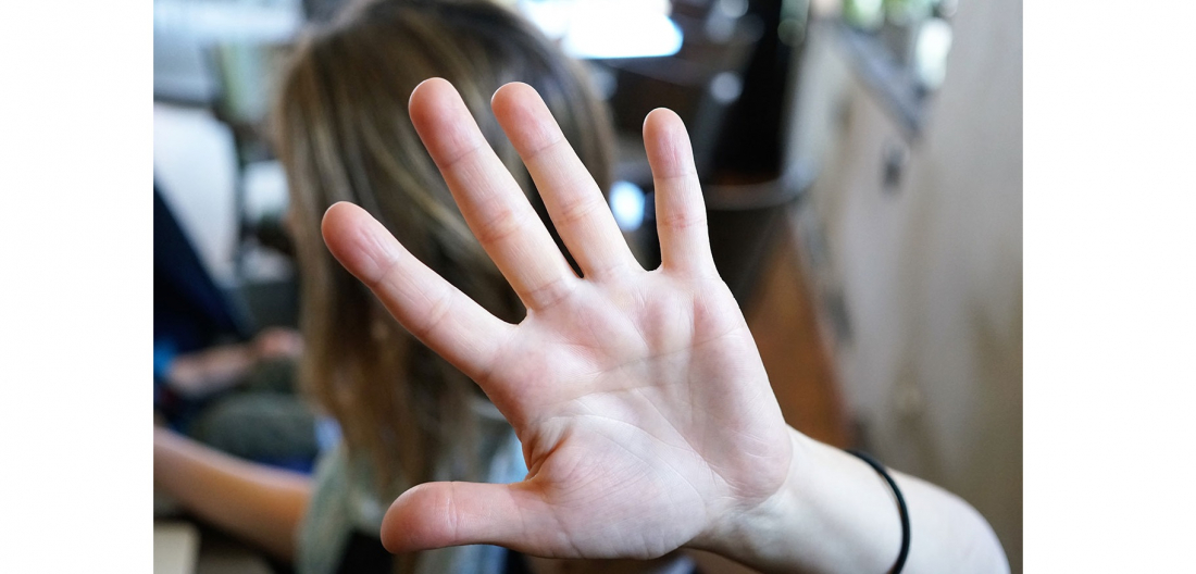 Cliente agride funcionária com arranhões no pescoço em loja de Tubarão