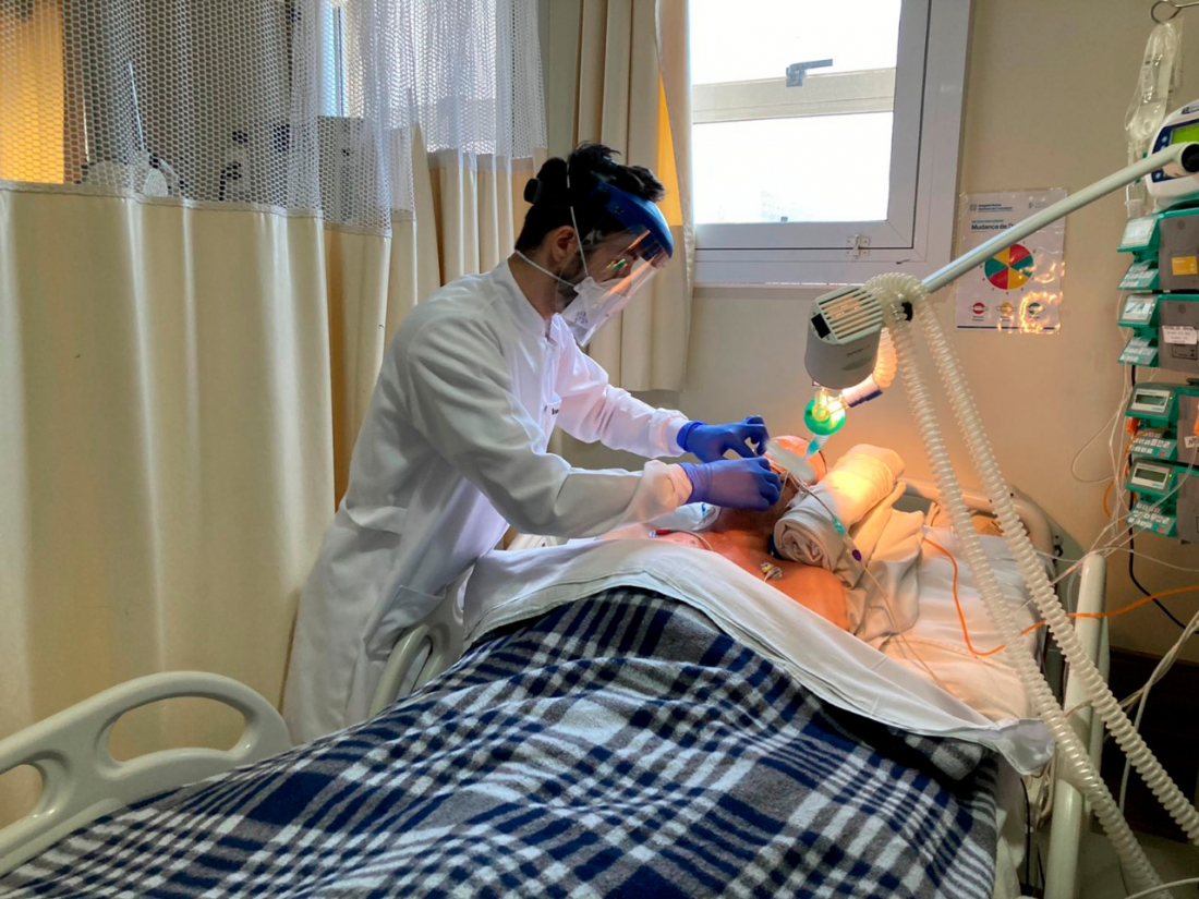 Pacientes da UTI do HNSC recebem cuidados de saúde bucal