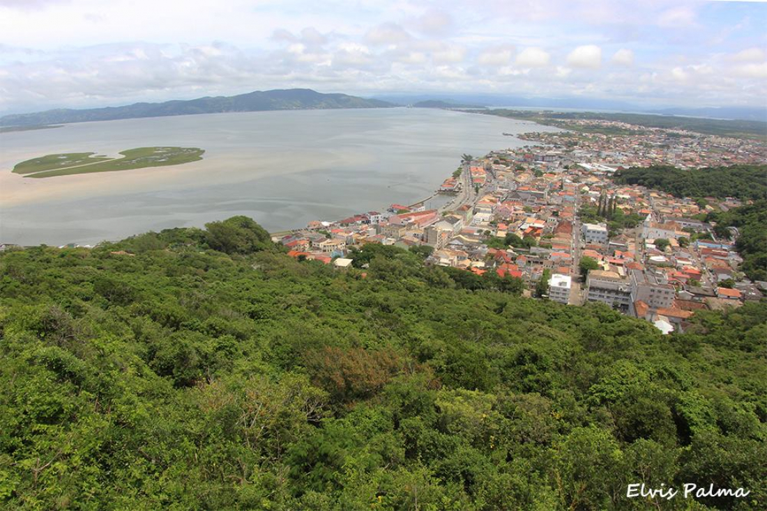 Homem terá de demolir casa de três andares no Morro da Glória, em Laguna